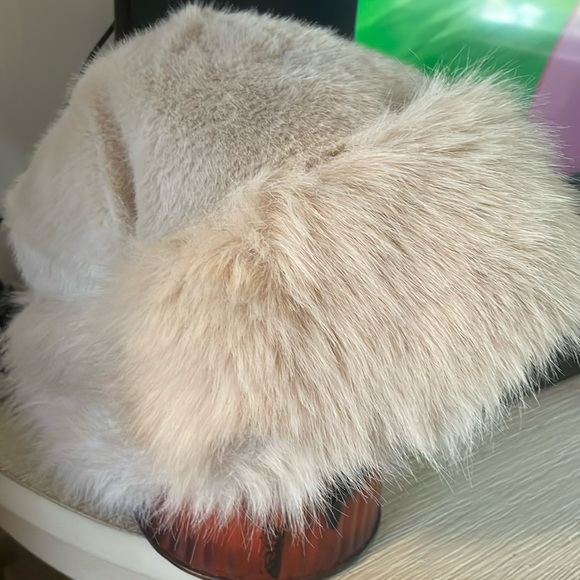 🔥FREE w/ bundle 9+fabulous hand crafted fur hat in cashmere color, more colors! - Picture 1 of 3